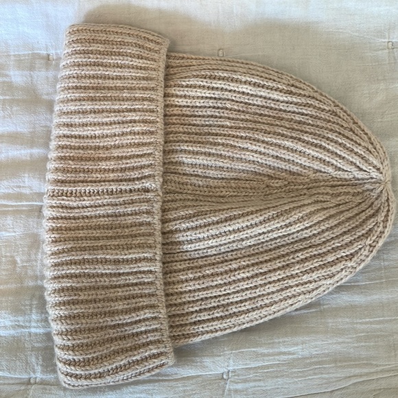 H&M Ribbed Knit Beanie // Womens One Size - Picture 6 of 7